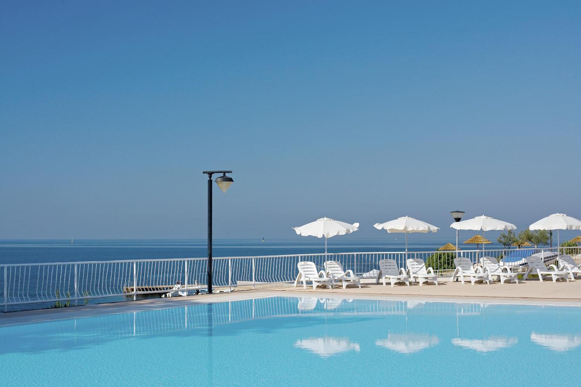 Fkk Adriatika In Fkk Solaris Naturist Resort Porec Bagian luar foto